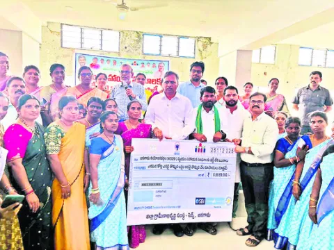 మహిళలు ఆర్థిక స్వావలంబన సాధించాలి