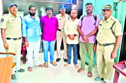 ఆటోను ఢీకొన్న కంటైనర్‌ లారీ 