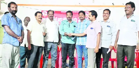 బంగారు ఆభరణం అప్పగింత 