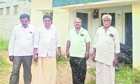 దూషించాడని టీడీపీ ఎంపీటీసీ నిరసన 