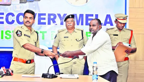 భారీగా సెల్‌ఫోన్ల రికవరీ 