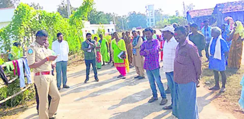 కాంట్రాక్టర్‌కు గిరిజనుల షాక్‌