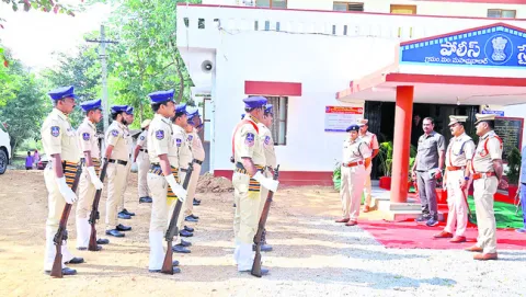 గ్రామాల్లో శాంతిభద్రతలు కాపాడాలి: ఎస్పీ 