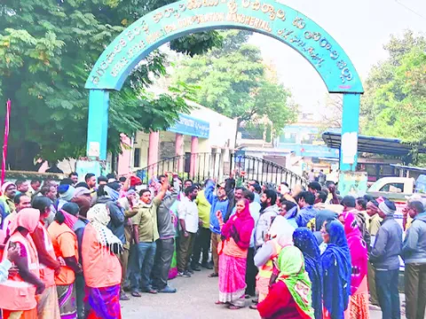 కాంట్రాక్టు కార్మికుల ఆందోళన
