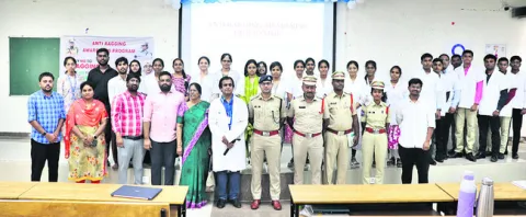 ర్యాగింగ్‌కు దూరంగా ఉండాలి