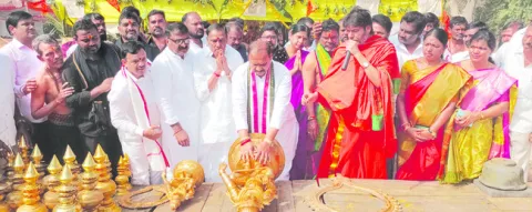 అయ్యప్ప ఆలయంలో పీసీసీ చీఫ్‌ పూజలు