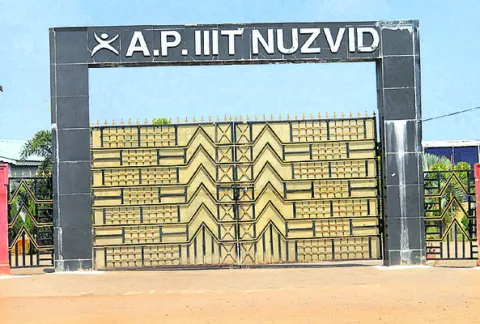 హెల్పింగ్‌ హ్యాండ్స్‌పై నిరసన 