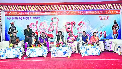 విద్యార్థుల్లో ప్రతిభను వెలికితీయాలి