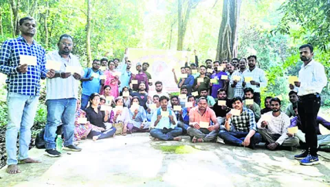 ఔట్‌ సోర్సింగ్‌ ఉద్యోగుల వినూత్న నిరసన