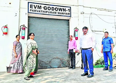 ఈవీఎంల గోదాం తనిఖీ 