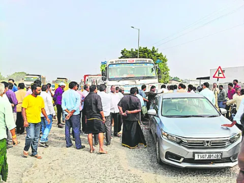 జాతీయ రహదారిపై స్థానికుల నిరసన 