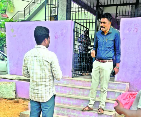 మదనపల్లి ఎకై ్సజ్‌ కార్యాలయంలో కస్టడీ నిందితుల విచారణ 