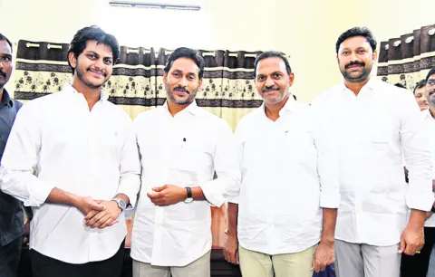 ● వైఎస్‌ జగన్‌ను కలిసిన పలువురు నేతలు.. 
