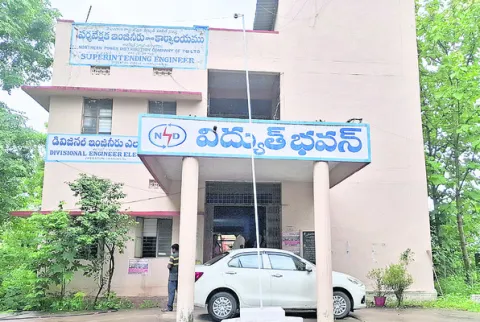 అలా వచ్చి.. ఇలా వెళ్తున్నారు.. 