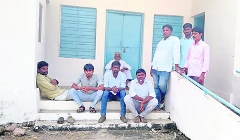 ‘మా ఉపాధ్యాయుడు మాకే కావాలి’