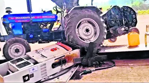● పెట్రోల్‌ బంకుపైకి దూసుకెళ్లిన ట్రాక్టర్‌ 