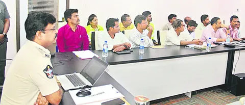 రోడ్డు ప్రమాదాలను నివారించాలి 