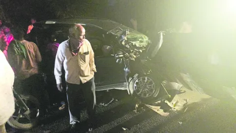 జేసీబీని ఢీకొట్టిన పెళ్లి కారు 