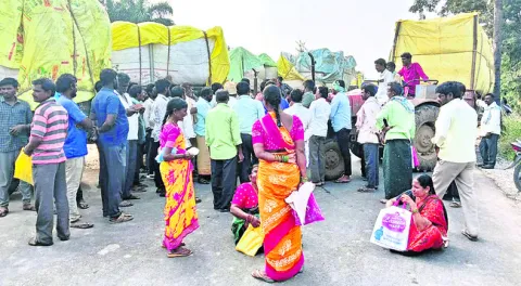బంగారిగడ్డలో పత్తి రైతుల ఆందోళన