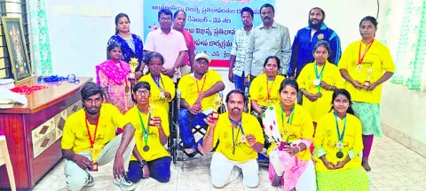 దివ్యాంగులు ధైర్యంగా ముందుకు సాగాలి 