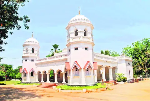 కీర్తి కిరీటం..టౌన్‌హాల్‌ 