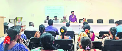 గిడ్డంగుల్లో ధాన్యం నిల్వ చేసుకోవాలి