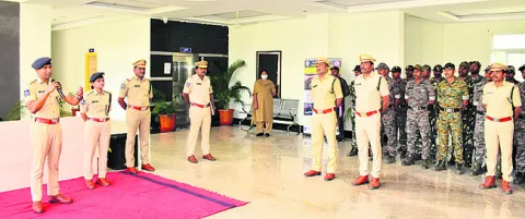 రాజ్యాంగ స్ఫూర్తితో పనిచేయాలి