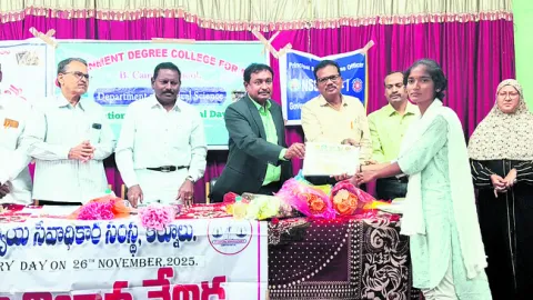 ప్రతి ఒక్కరూ రాజ్యాంగం చదవాలి 