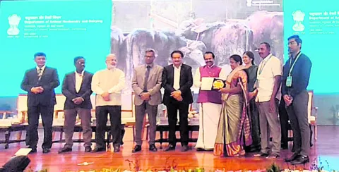 జూనియర్‌ వెటర్నరీ ఆఫీసర్‌కు జాతీయస్థాయి పురస్కారం 