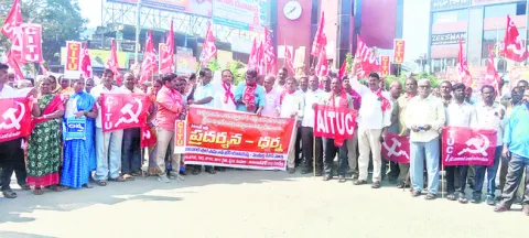 నల్లచట్టాలు అమలు చేస్తే గద్దె దింపుతాం 