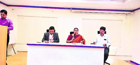 మహిళా రైతులకు రుణాలివ్వండి 