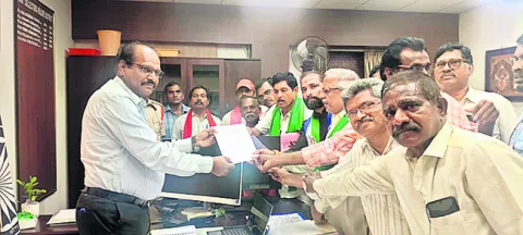 కార్మికులు, రైతులను వంచించిన ప్రభుత్వం 