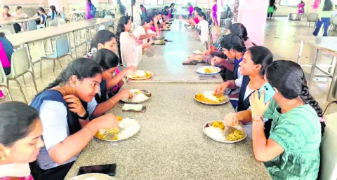 మూడు రోజులుగా అందని కోడిగుడ్డు 
