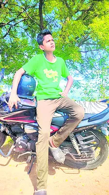 ఫుట్‌బాల్‌ ఆడుతూ.. అనంతలోకాలకు.. 