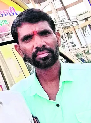 అదుపు తప్పి గుంతలోకి వెళ్లిన ట్రాక్టర్‌..
