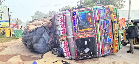 ధాన్యం లారీ బోల్తా