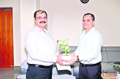 కలెక్టర్‌ను కలిసిన  ఎన్నికల పరిశీలకులు
