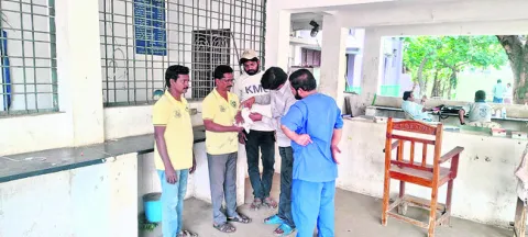 బస్సును ఢీకొట్టి వ్యాన్‌ బోల్తా
