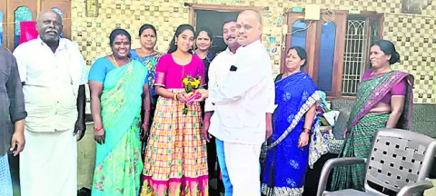 పేదింటి యువతికి పెళ్లి కానుక 