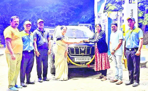 బంగారు బ్రాస్‌లెట్‌ అప్పగింత