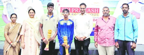 క్రికెట్‌ ట్రోఫీకి శ్రీప్రకాష్‌ విద్యార్థులు
