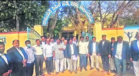 కర్ణాటక న్యాయవాదిపై ‘పచ్చ’ మూక దాడి 