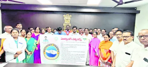 హెల్పింగ్‌ హ్యాండ్స్‌ పోస్టర్‌ ఆవిష్కరణ 