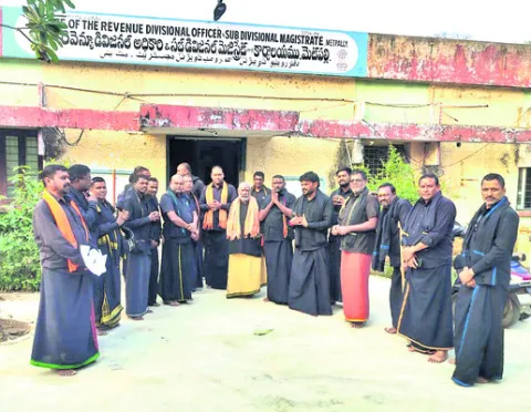 ఆర్డీవో కార్యాలయం ఎదుట అయ్యప్ప స్వాముల నిరసన