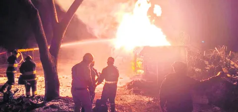 లారీని ఢీకొన్న ఆయిల్‌ ట్యాంకర్‌  డ్రైవర్‌ సజీవ దహనం 
