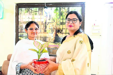 ఎన్నికల పరిశీలకురాలిని కలిసిన కలెక్టర్‌