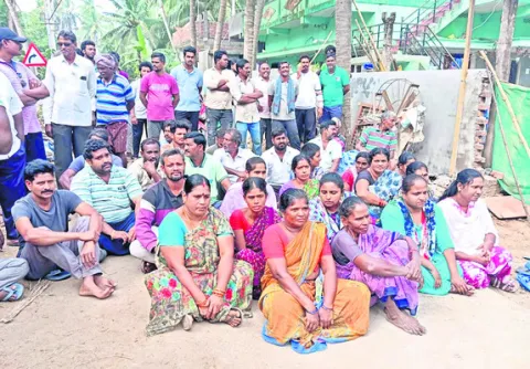 జగనన్న కాలనీలో డంపింగ్‌ యార్డు వద్దు 