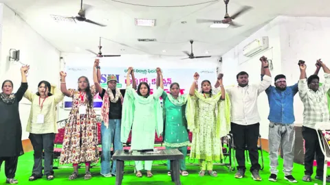 పేద విద్యార్థులు చదువుకు దూరమవుతున్నారు