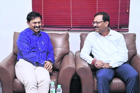 జిల్లా ఎన్నికల అధికారితో ఎలక్షన్‌ అబ్జర్వర్‌ భేటీ 