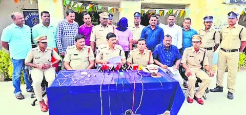 సినిమా ఫక్కీలో  బంగారు నగల దొంగ అరెస్టు 
